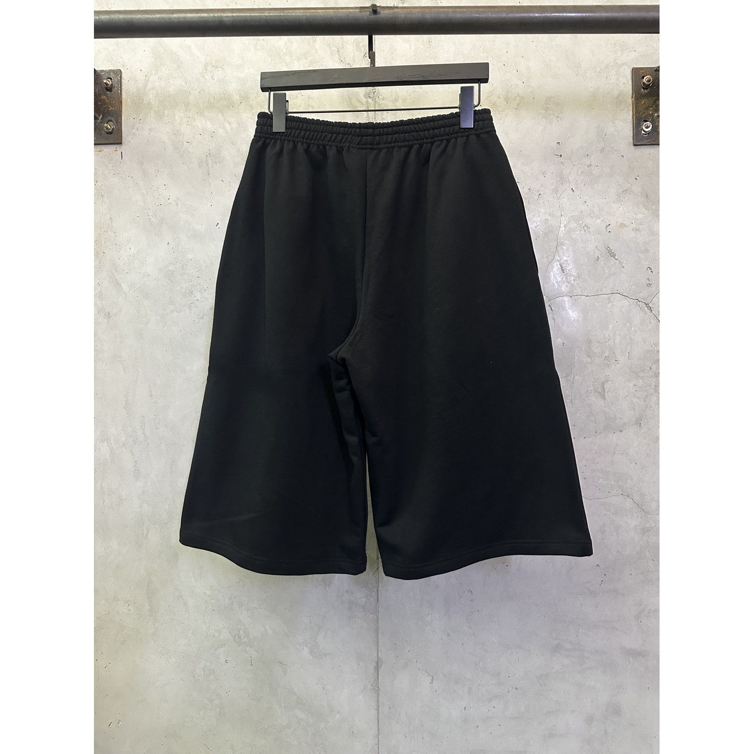 <p>Balenciaga Football系列七分休闲裤(黑)</p>
