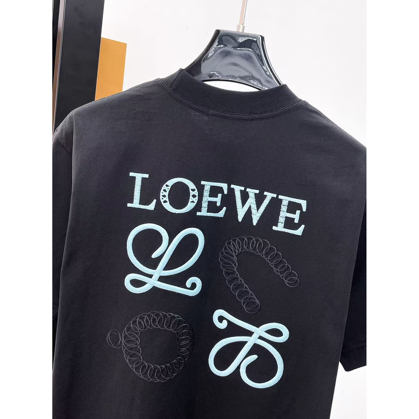 <p>LOEWE&nbsp;专柜新款短袖T恤(黑)</p>