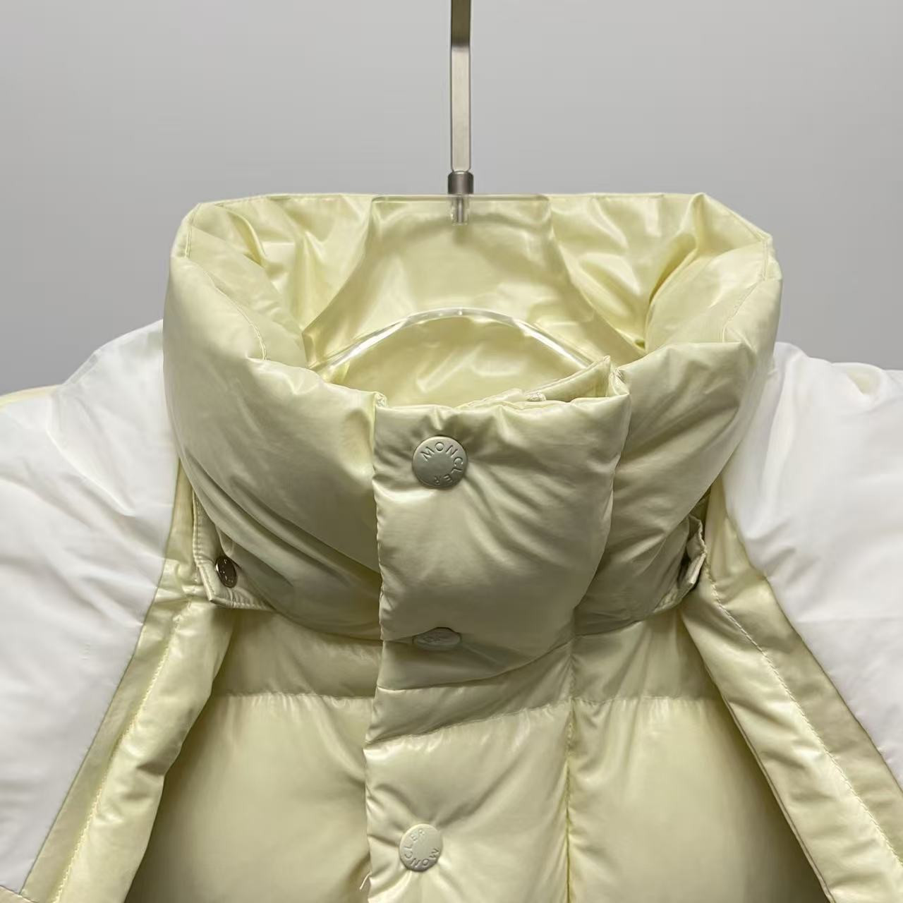 <p>Moncler 70周年双标连帽羽绒服(米白色)</p>