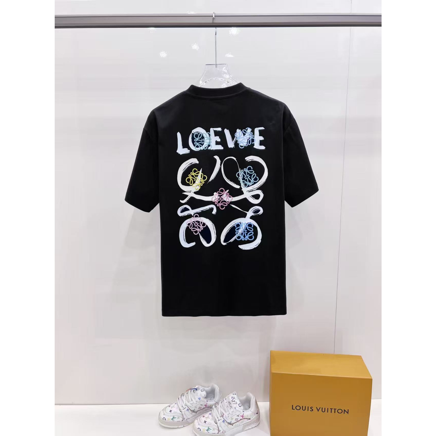 <p>LOEWE&nbsp;男士休闲短袖(黑)</p>