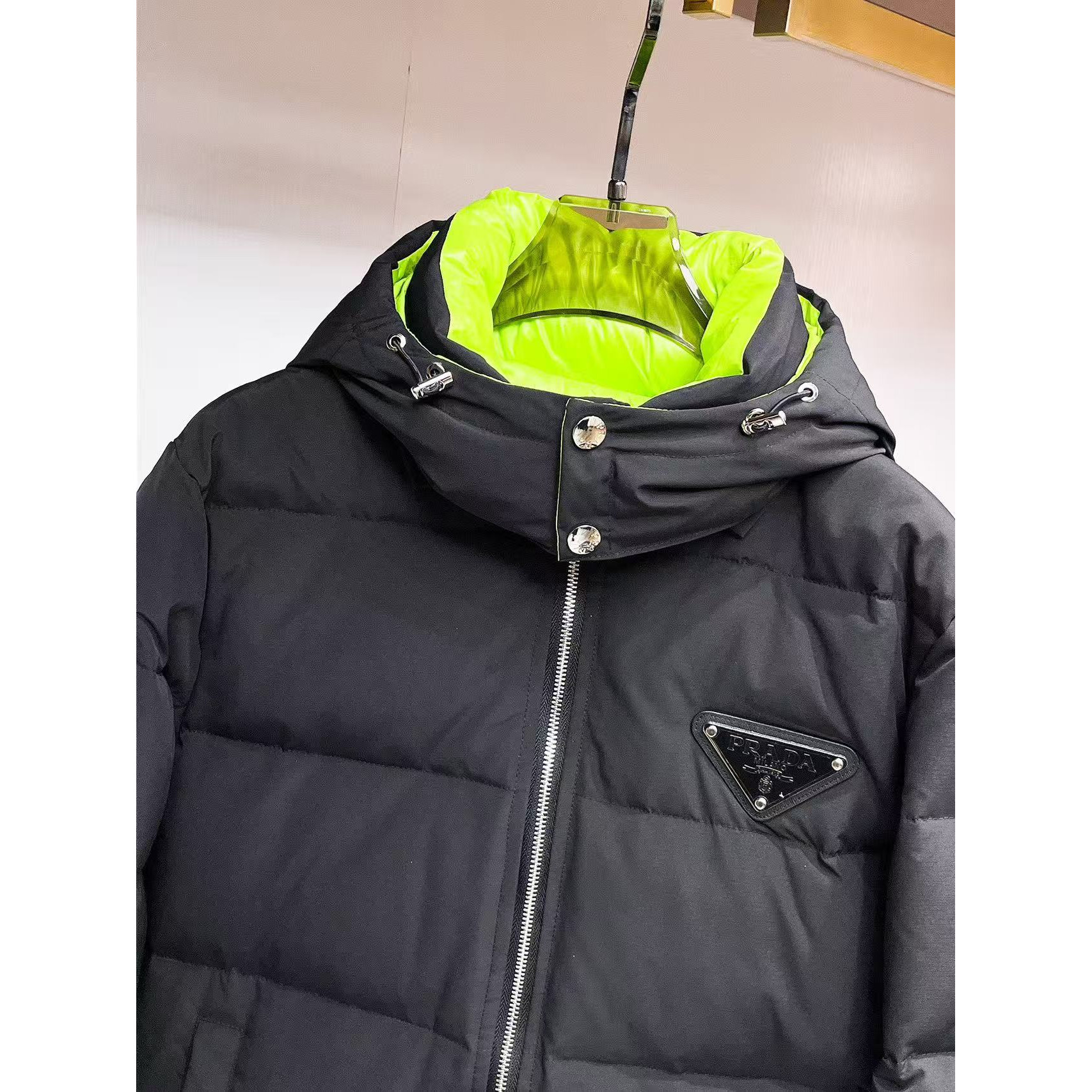 <p>PRADA 秋冬新款羽绒服(黑)</p>