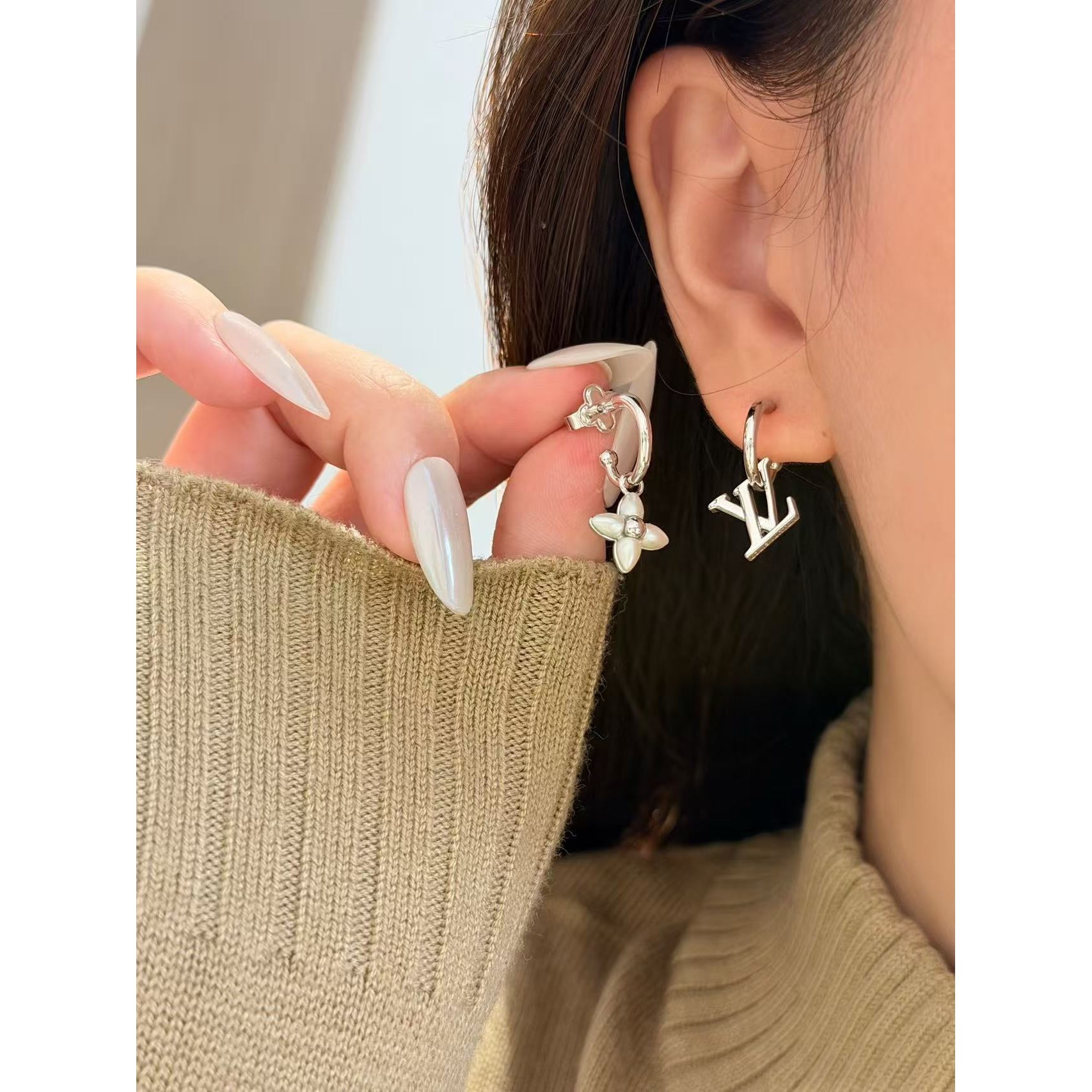 <p>LV&nbsp;绿小花三件套耳环</p>