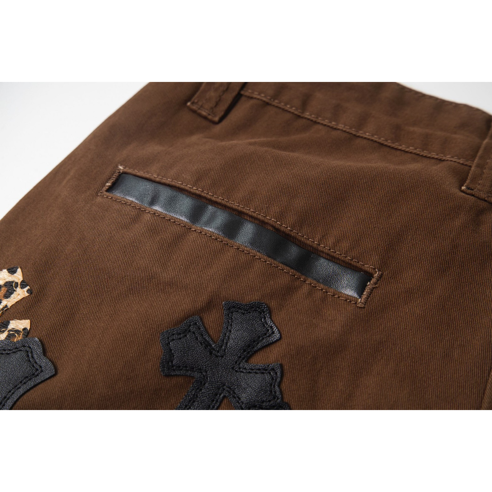 <p>CHROME HEARTS 咖色休闲十字贴皮牛仔裤(1754#)</p>