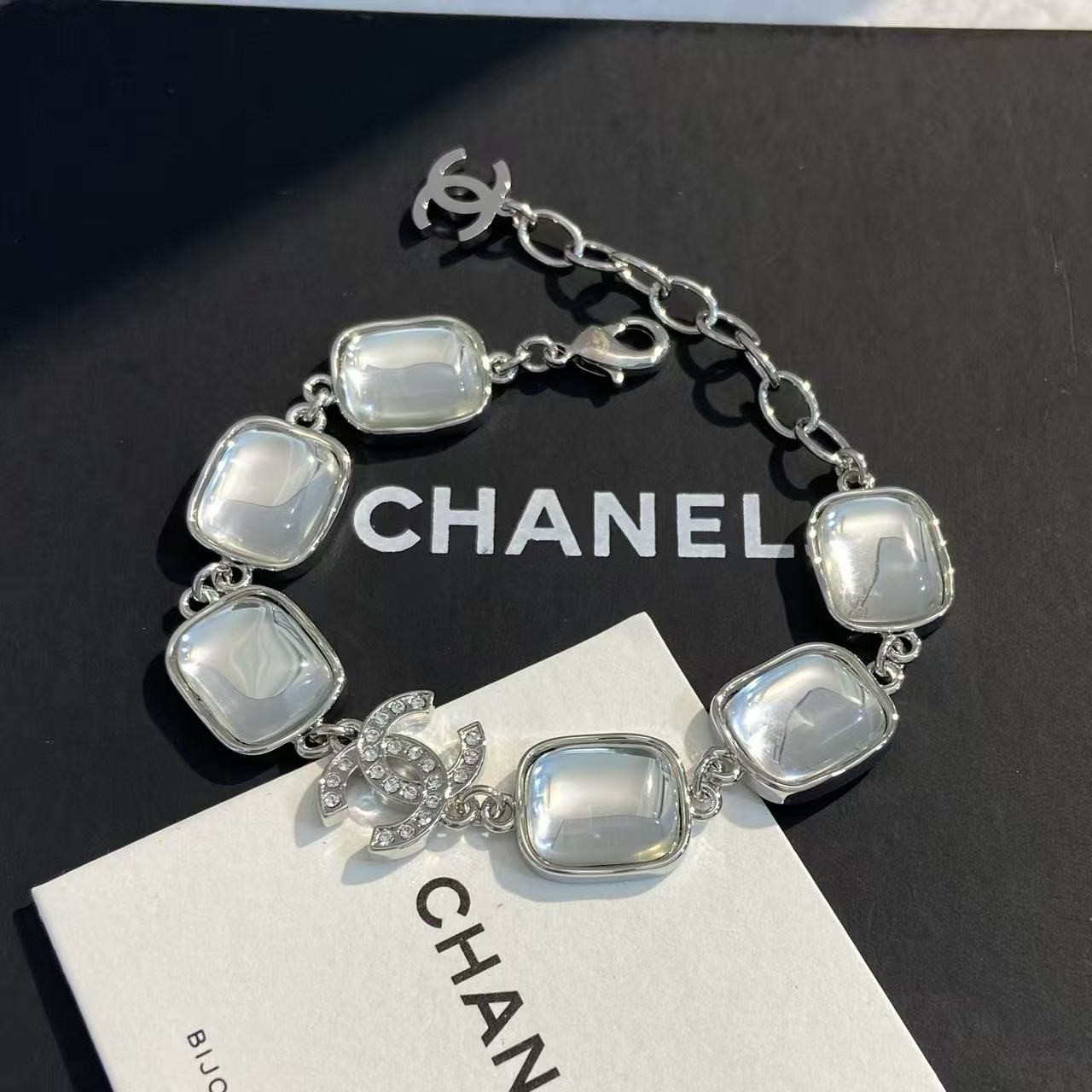 <p>CHANEL 银色方糖透明水晶双C手链</p>