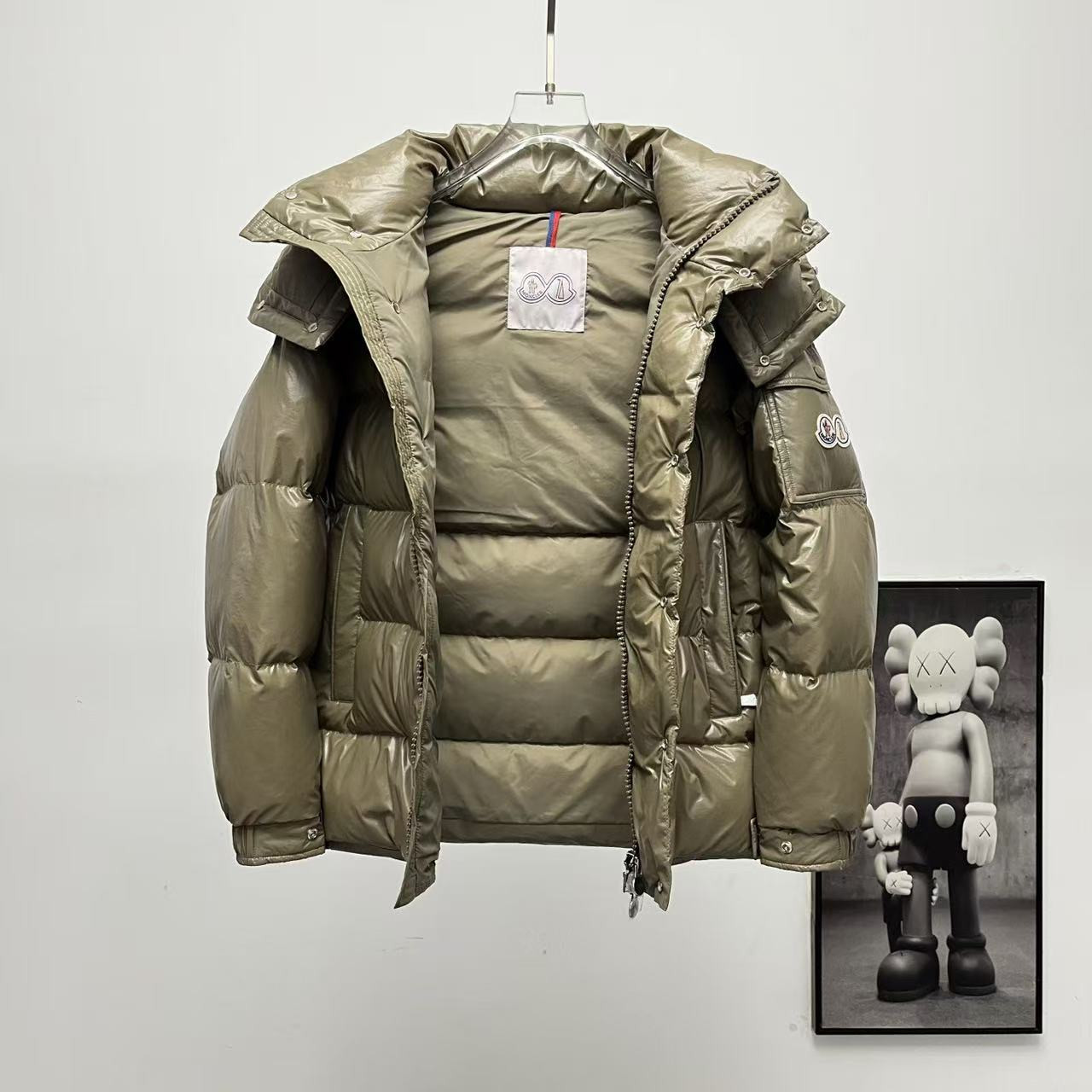 <p>Moncler 70周年双标连帽羽绒服(深棕色)</p>