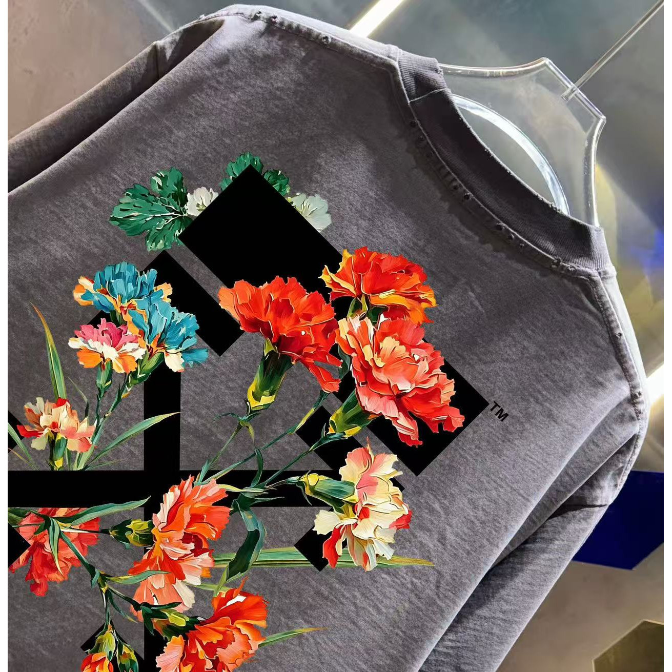 <p>OFF-white&nbsp; 洗水磨破短袖T恤(洗水咖)</p>