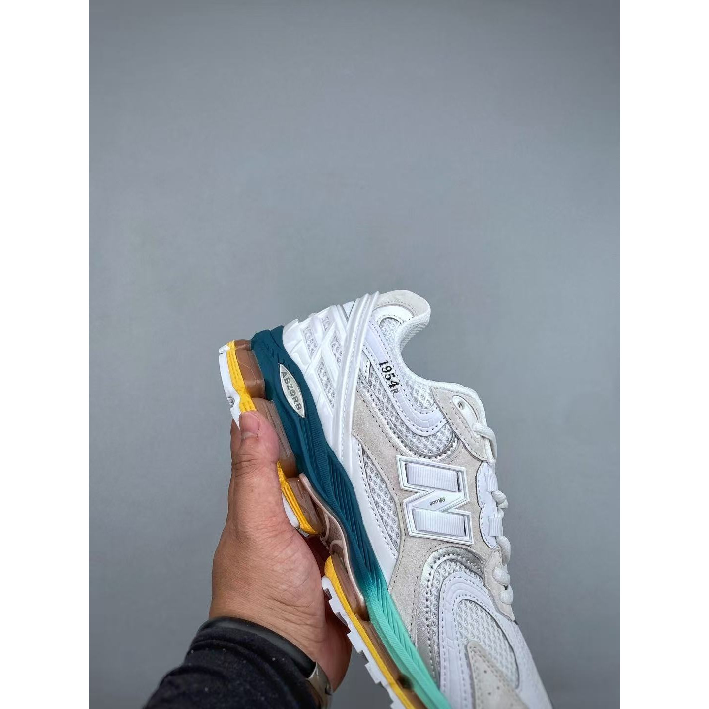<p>New Balance 运动慢跑鞋(白)&nbsp;</p>
