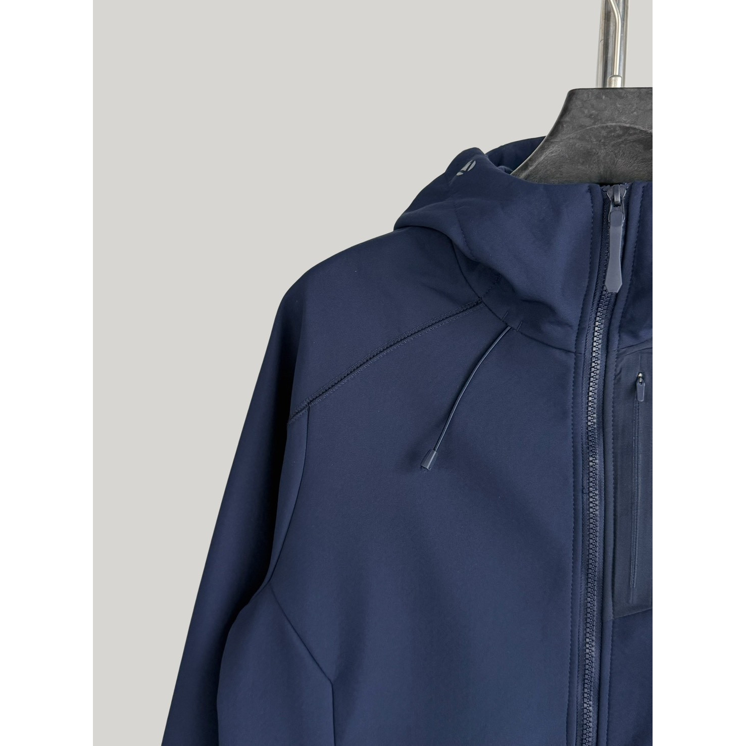 <p>Arc'teryx 软壳加薄绒冲锋衣(藏青)</p>

<p>&nbsp;</p>