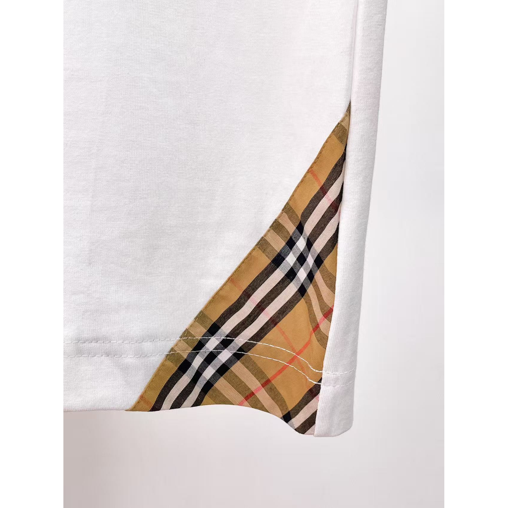 <p>BURBERRY&nbsp;专柜新款短袖T恤(白)</p>
