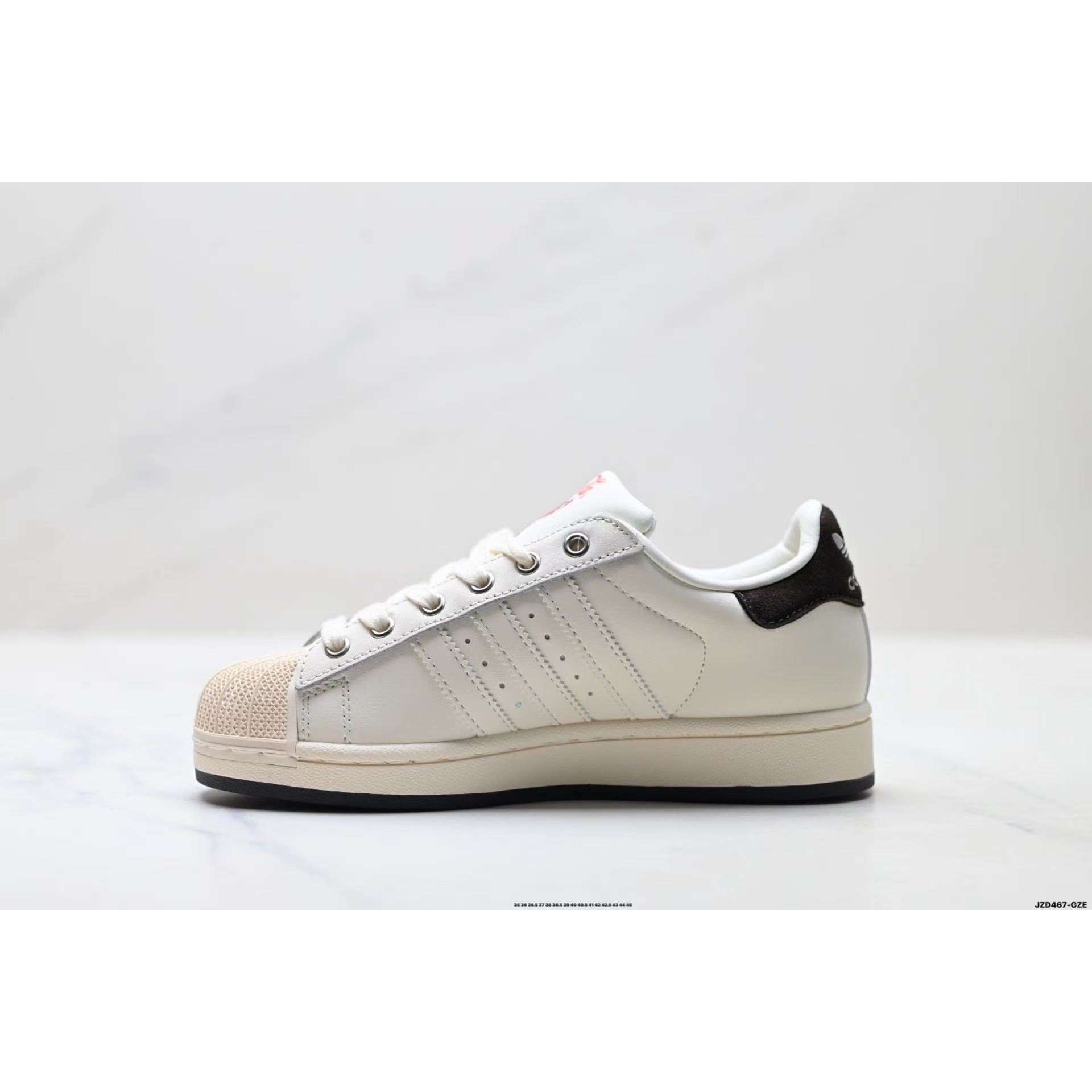 <p>Adidas Coca Cola X SUPERSTAR 休闲运动板鞋(白)</p>