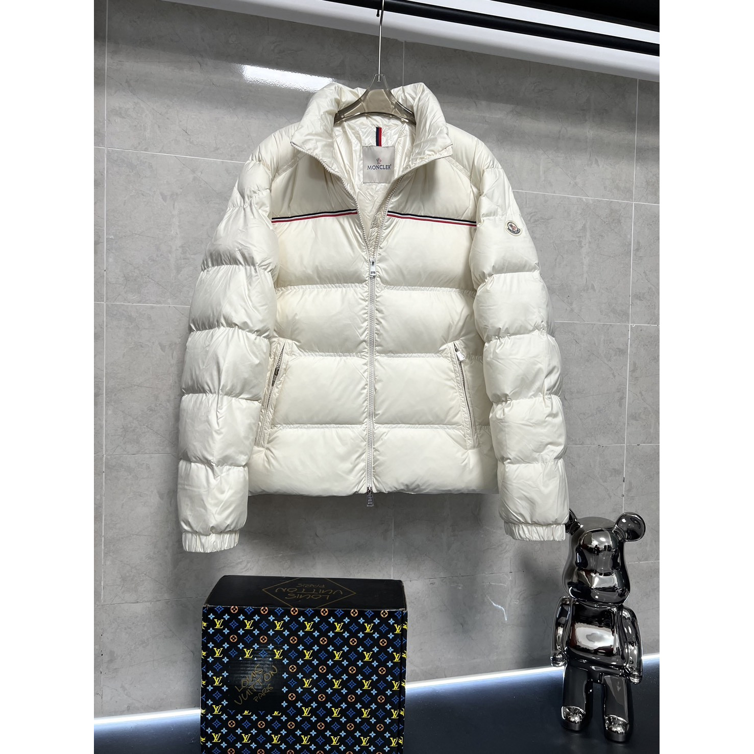 <p>Moncler&nbsp;短款拉链立领长袖夹克(白)</p>