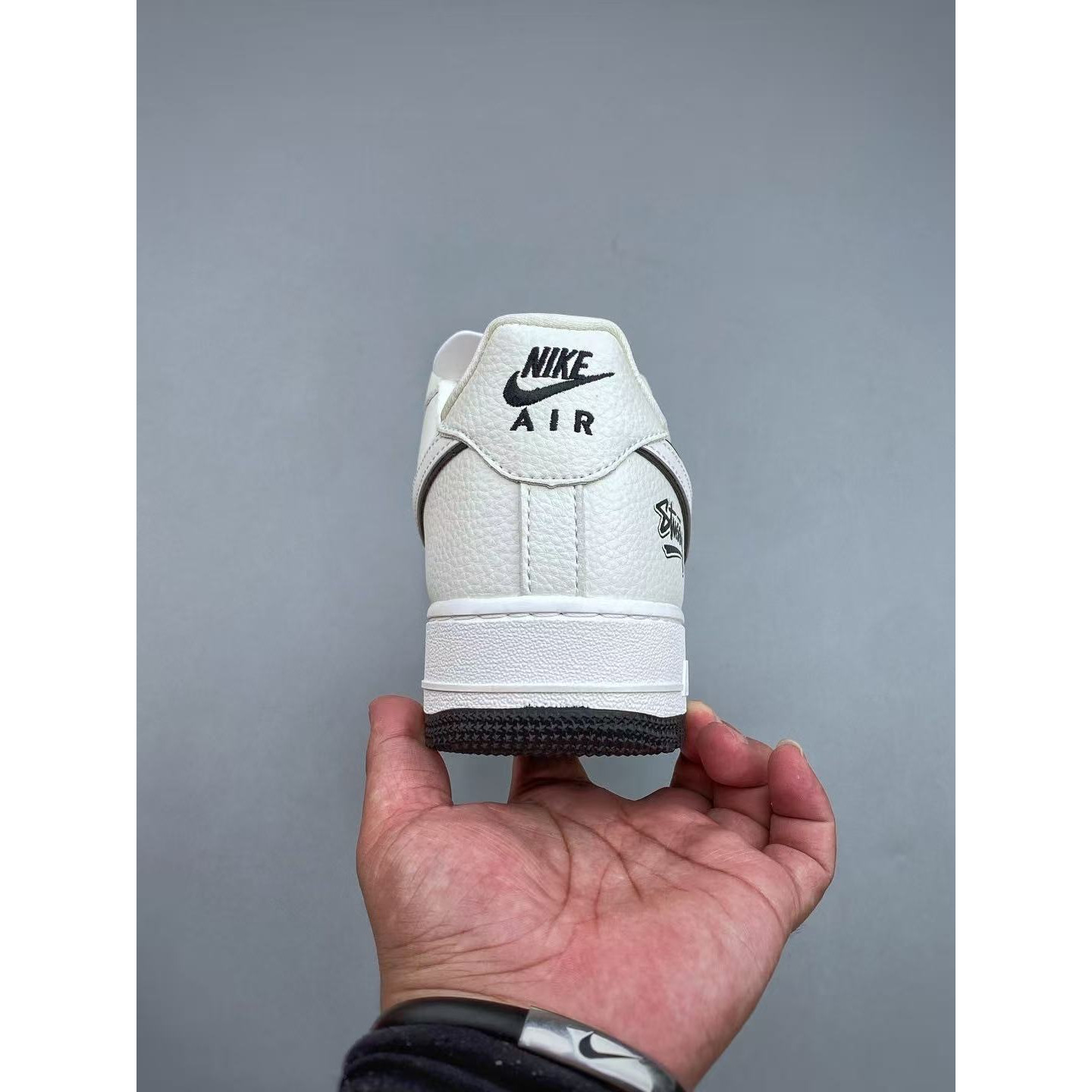 <p>Nike Air Force1 07 low &nbsp;联名款(白)</p>