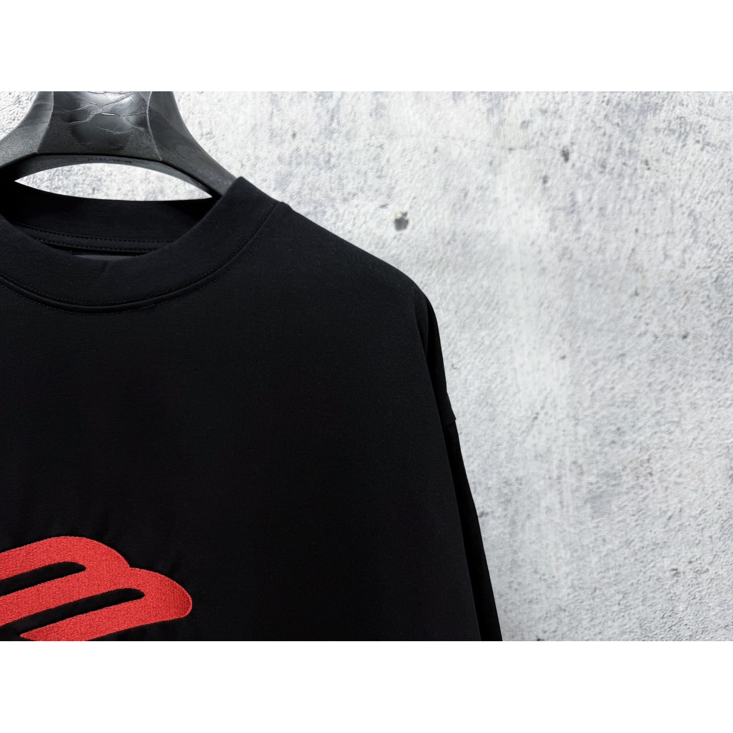 <p>BALENCIAGA Logo刺绣长袖(黑)</p>