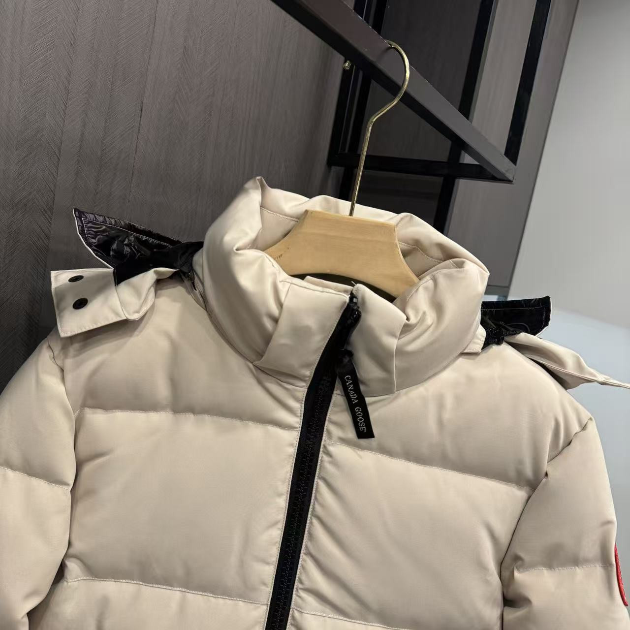 <p>Canada Goose 可拆卸兜帽全長款羽绒服(卡其)</p>