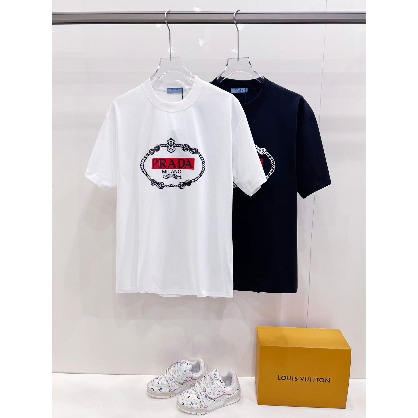 <p>PRADA 情侣休闲短袖T恤(黑)</p>