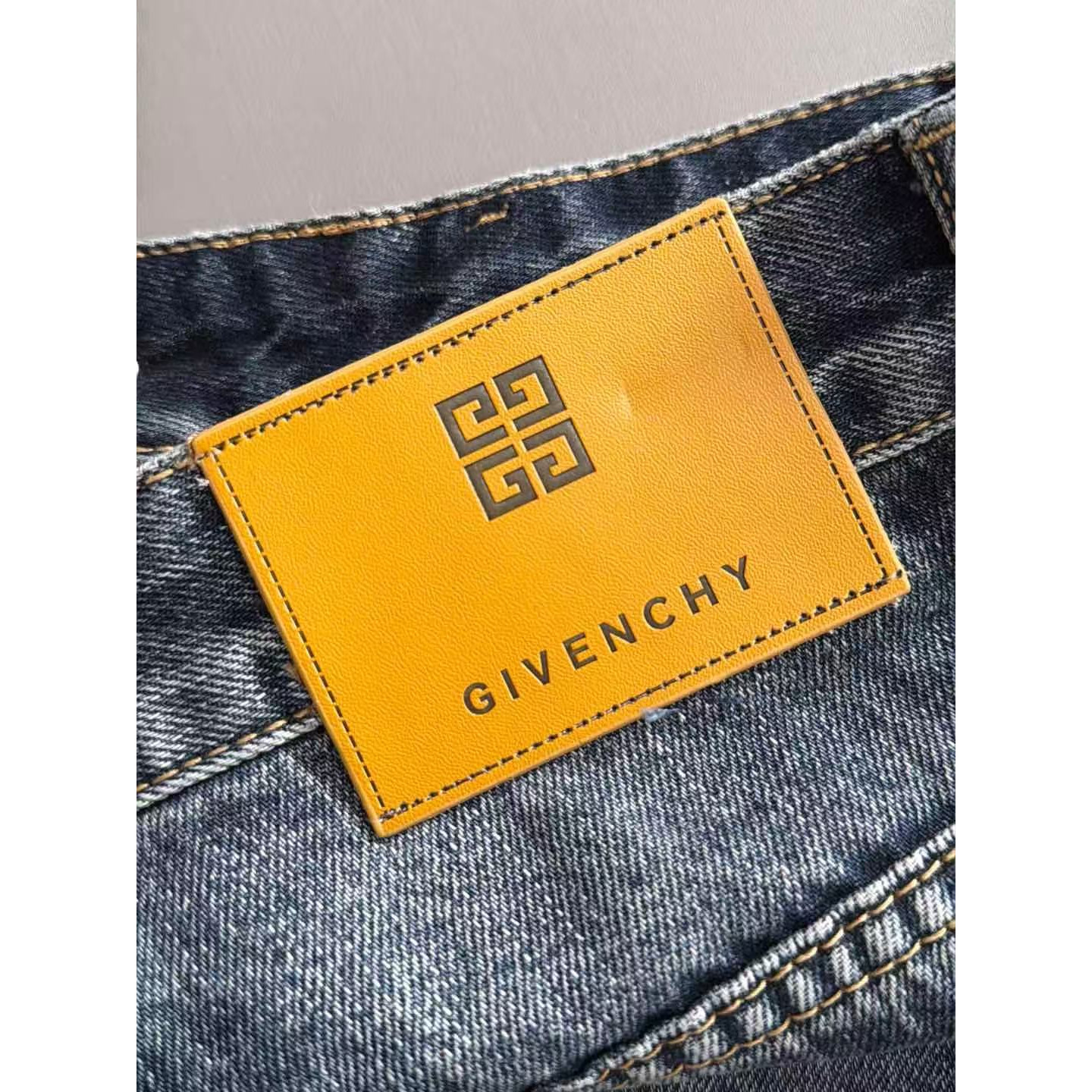 <p>Givenchy 四季款经典牛仔裤直筒长裤(藍)</p>