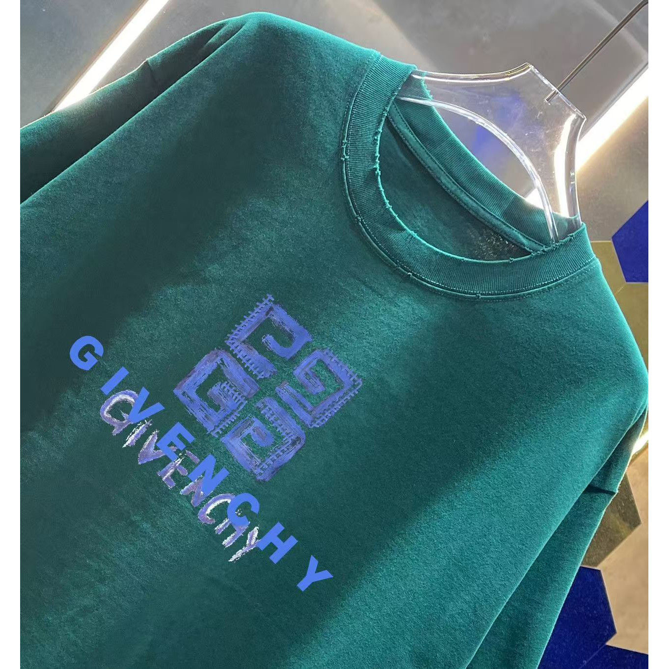 <p>Givenchy 洗水磨破短袖T恤(洗水綠)</p>