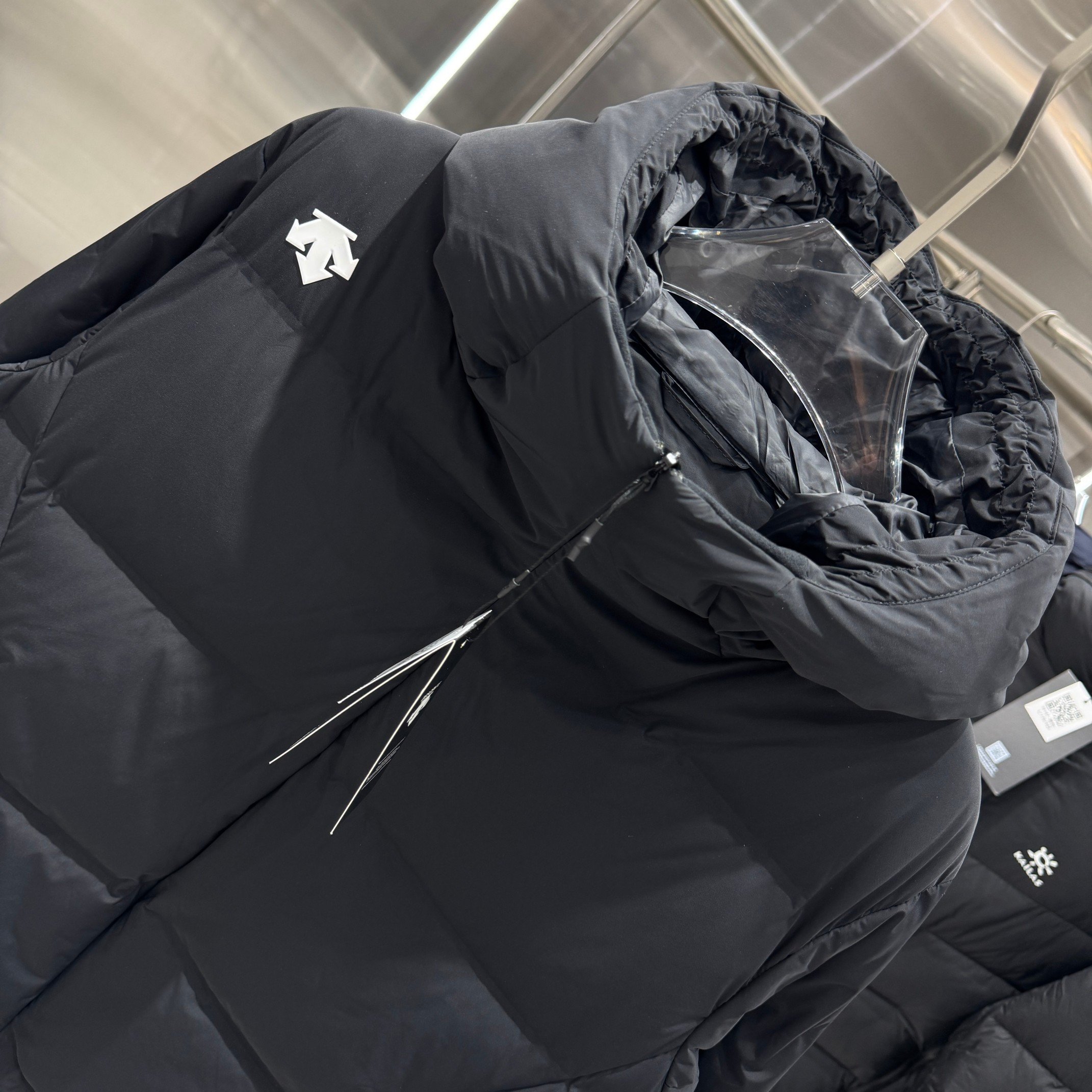 <p>DESCENTE 运动羽绒服(黑)</p>