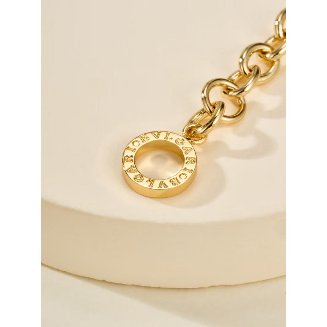 <p>Bvlgari logo钱币系列粗金色手链</p>