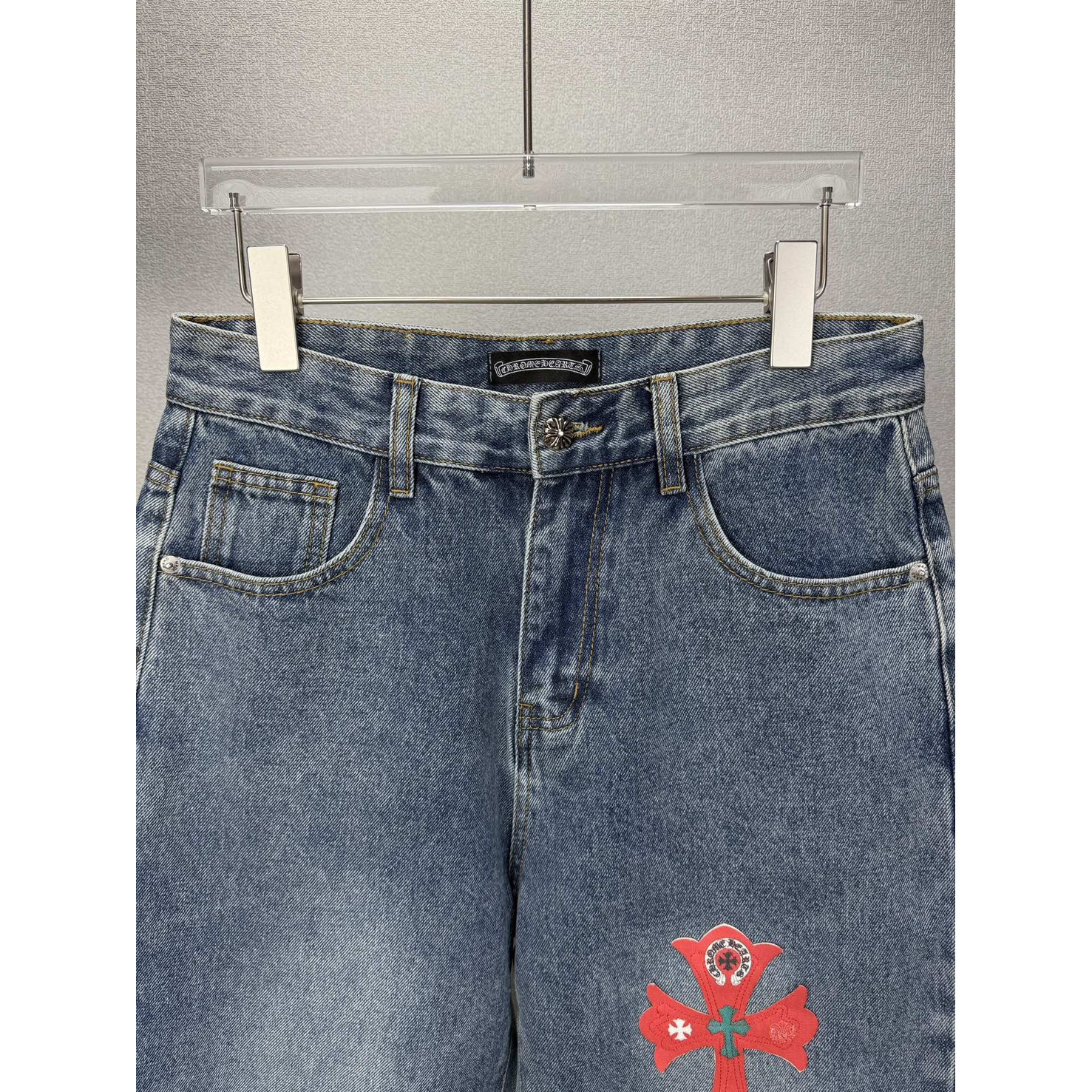 <p>CHROME HEARTS 红黄绿大十字架牛仔裤</p>