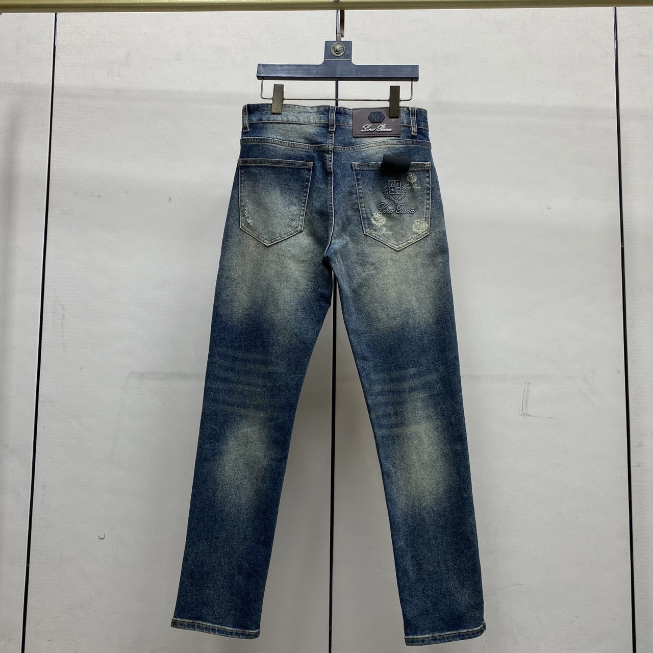 <p>Loro Piana 欧洲专柜新款修身小直筒牛仔裤</p>