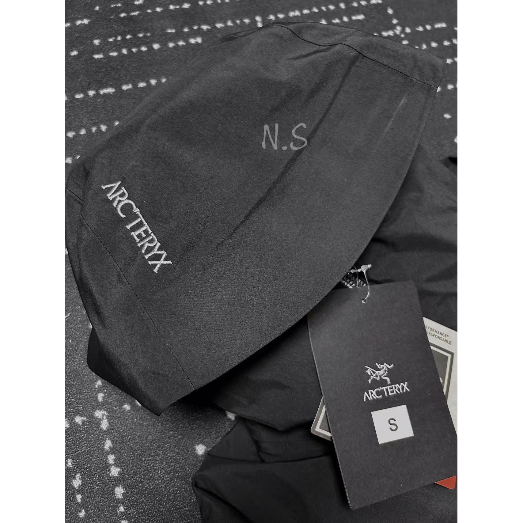 <p>Arc'teryx SL硬壳冲锋衣(黑)</p>