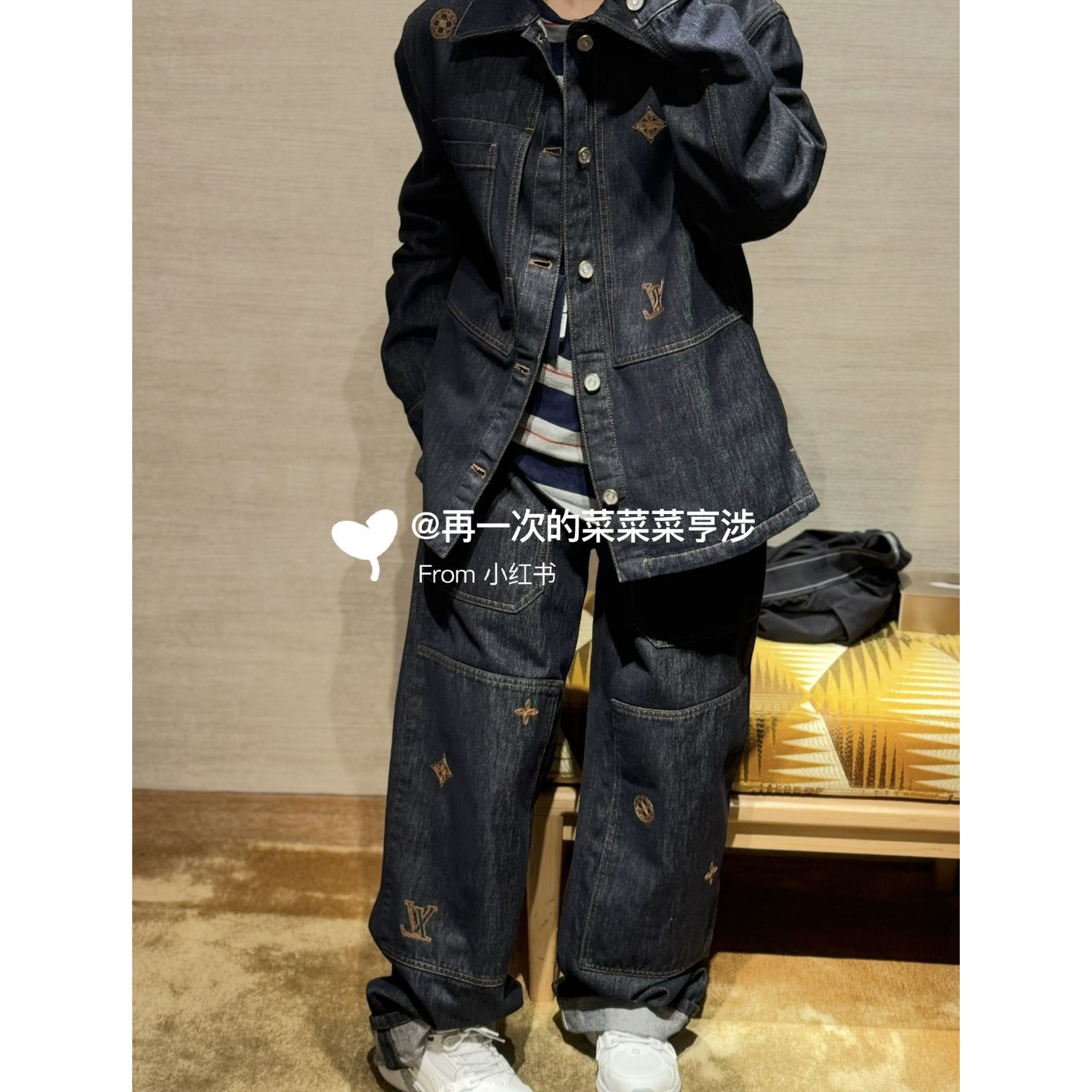 <p>LV&nbsp;刺绣牛仔长裤</p>