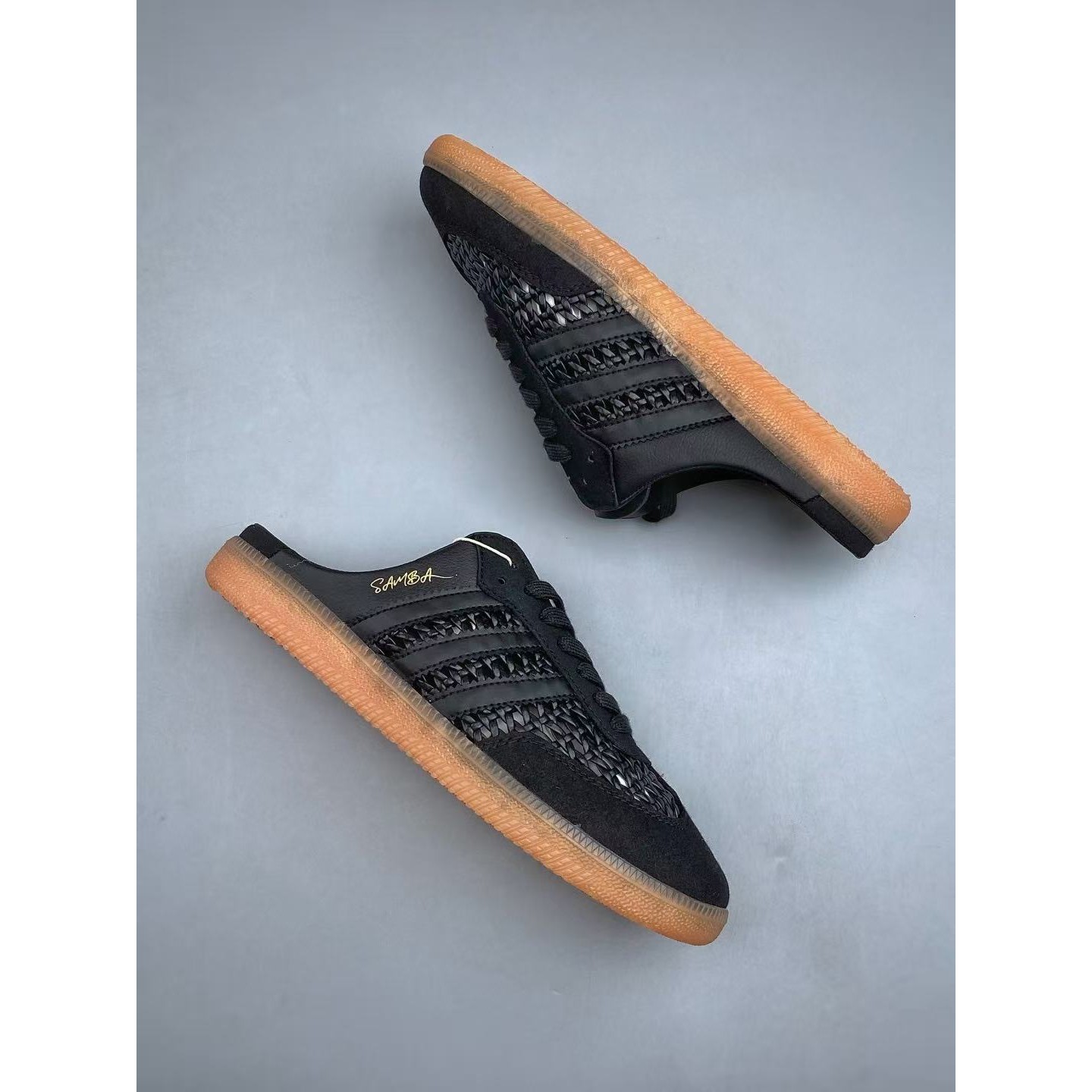 <p>Adidas&nbsp; 包头拖鞋(黑)</p>