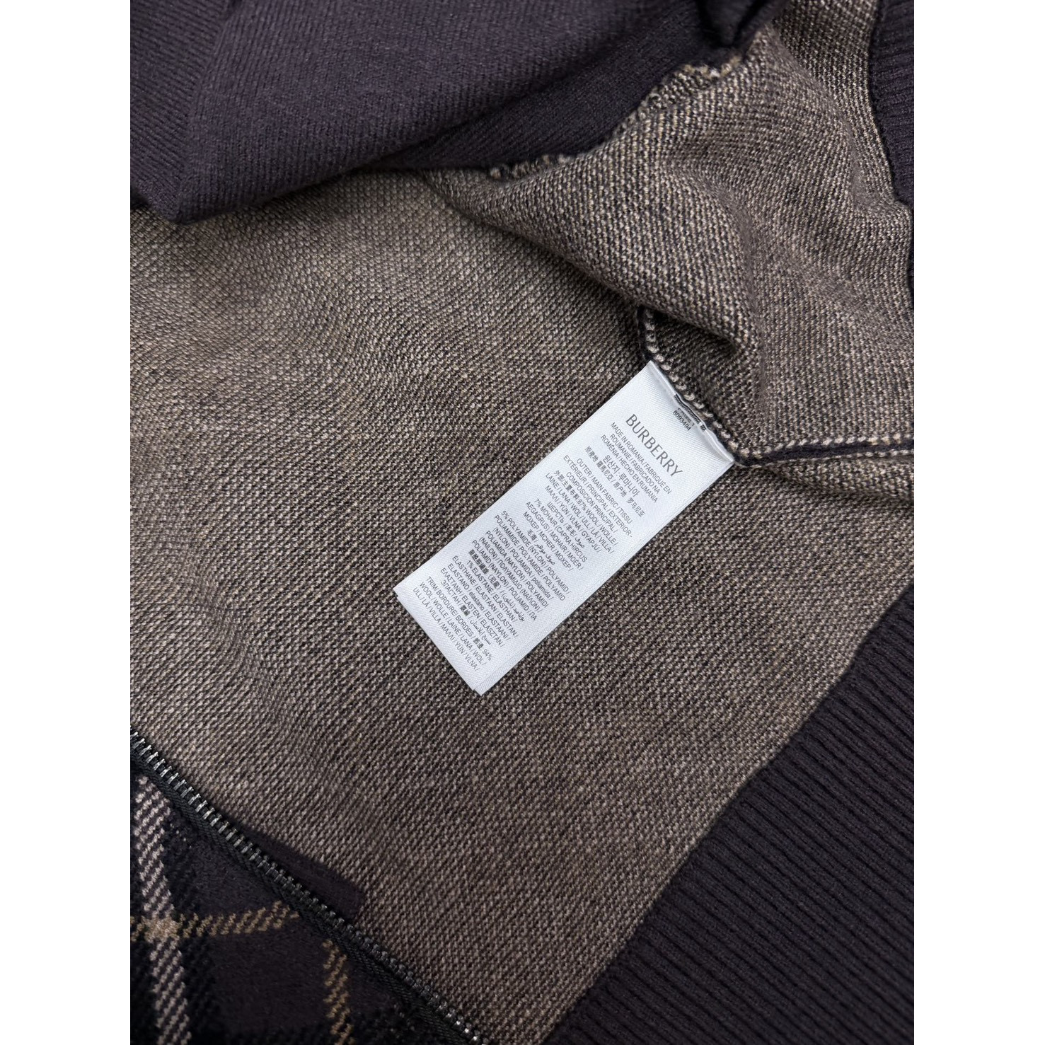 <p>BURBERRY 菱形格嵌花情侣款拉链针织开衫外套(棕色)</p>