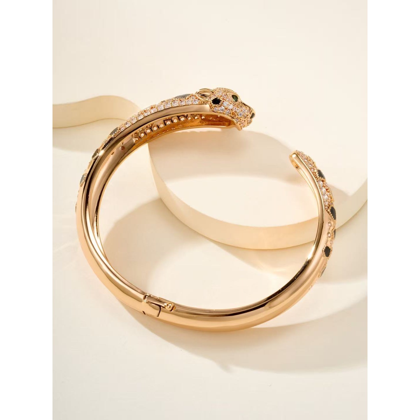 <p>CARTIER&nbsp;手镯</p>