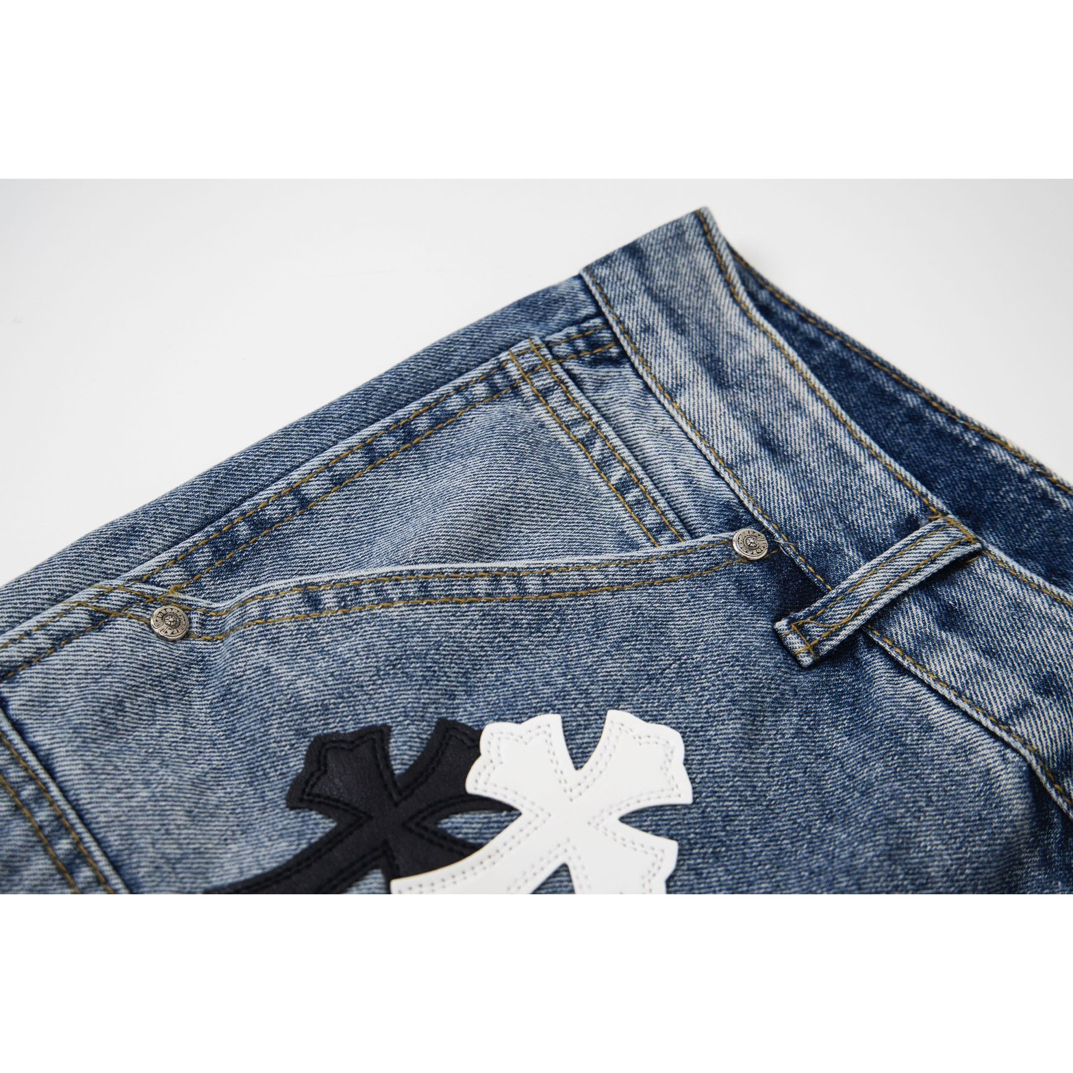<p>CHROME HEARTS 蓝伐木白皮拼皮牛仔裤(1741#)</p>
