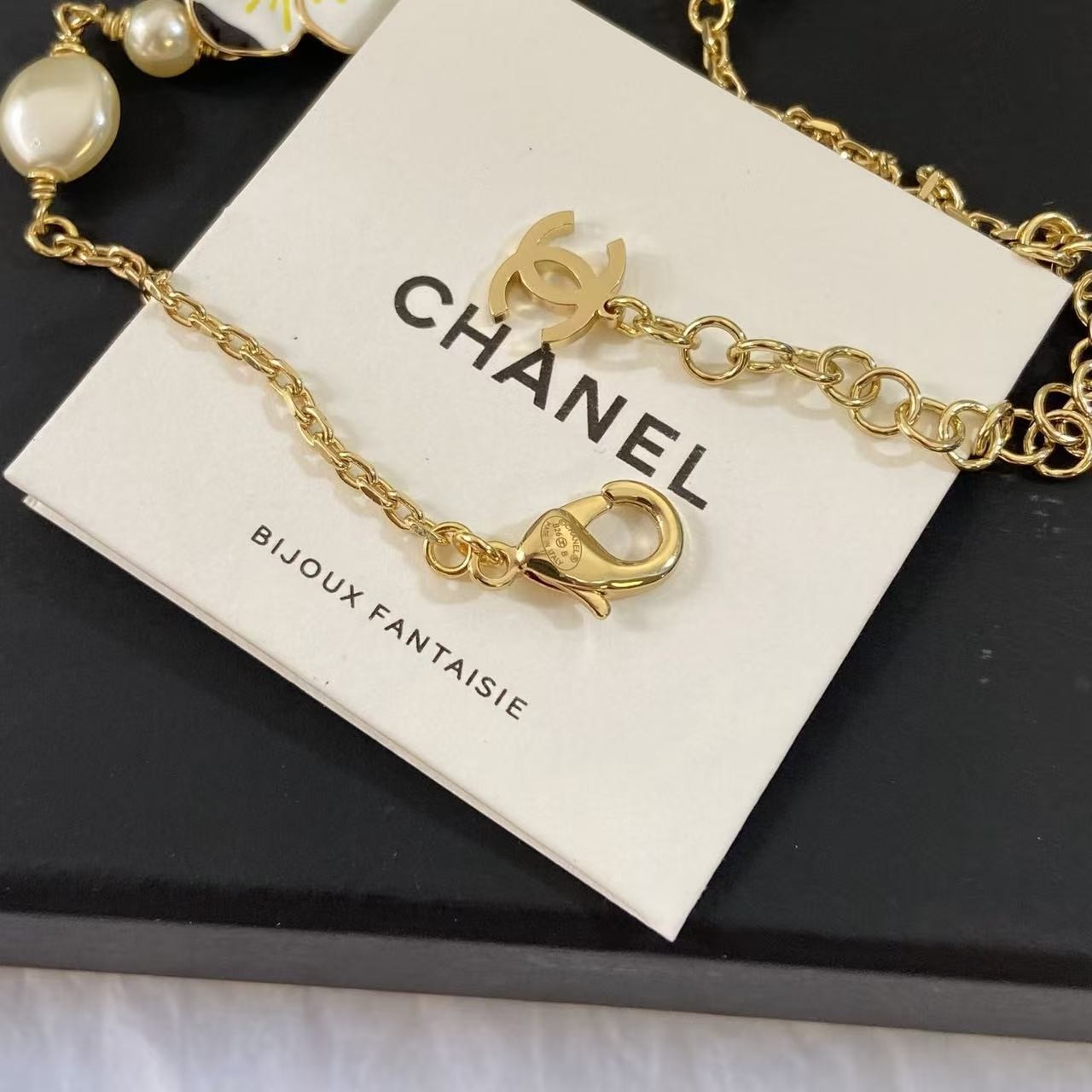 <p>CHANEL 三色堇珠流苏项链</p>