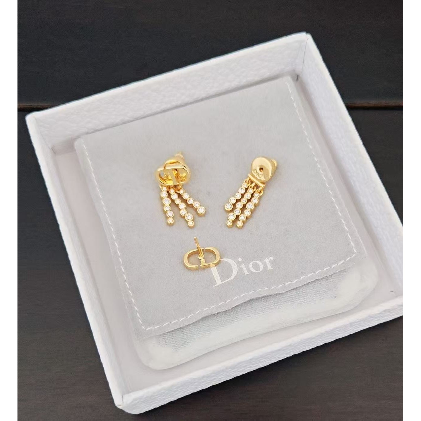<p>DIOR&nbsp;白钻3排钻耳环</p>