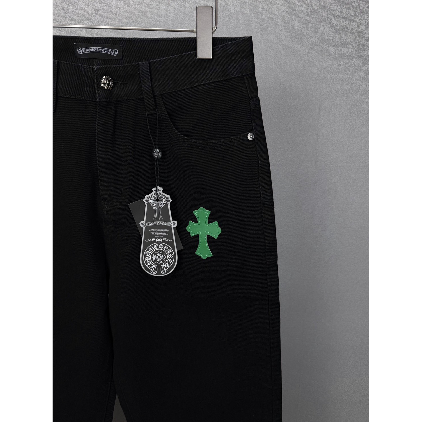 <p>CHROME HEARTS 黄色十字架拼皮情侣款水洗宽松牛仔裤(黑)</p>