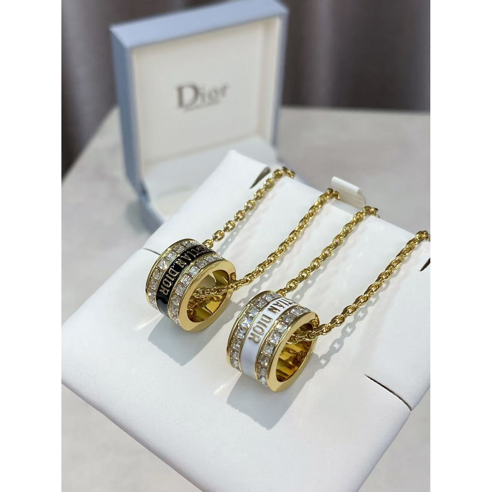 <p>DIOR&nbsp;珐琅字母方钻项链</p>
