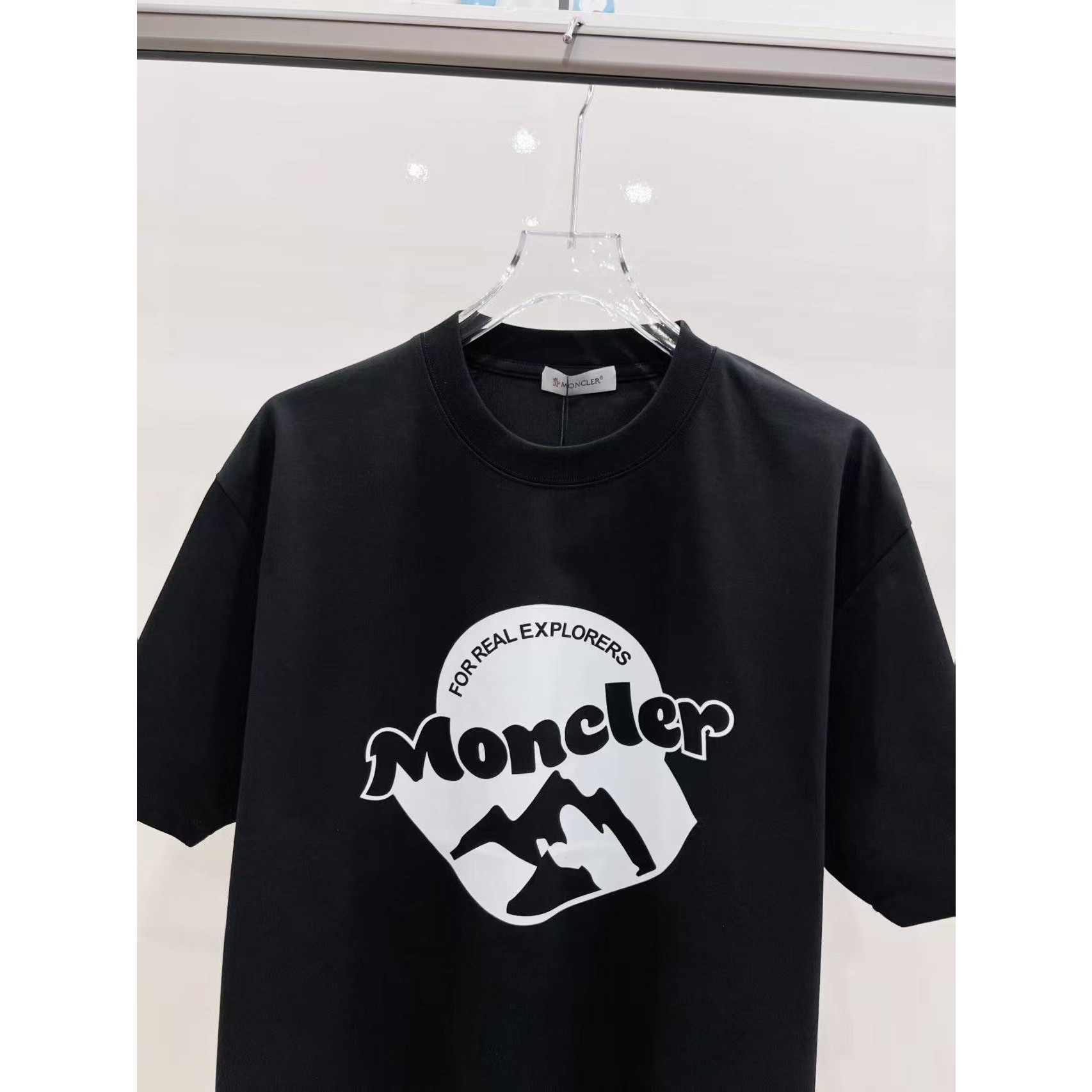 <p>MONCLER&nbsp;短袖圆领T恤(黑)</p>