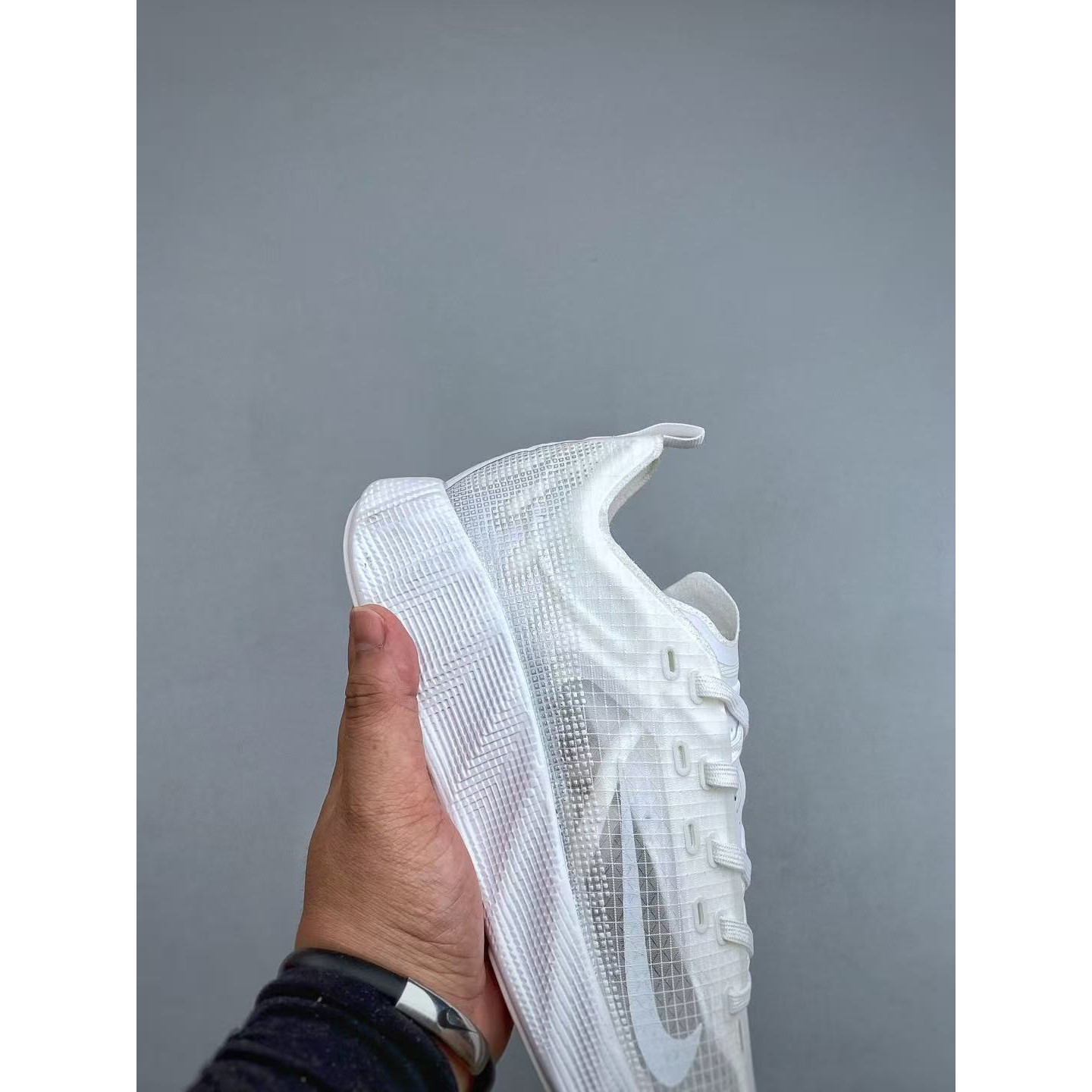 <p>Nike AVA X&nbsp; 透气支撑跑步鞋(白)</p>