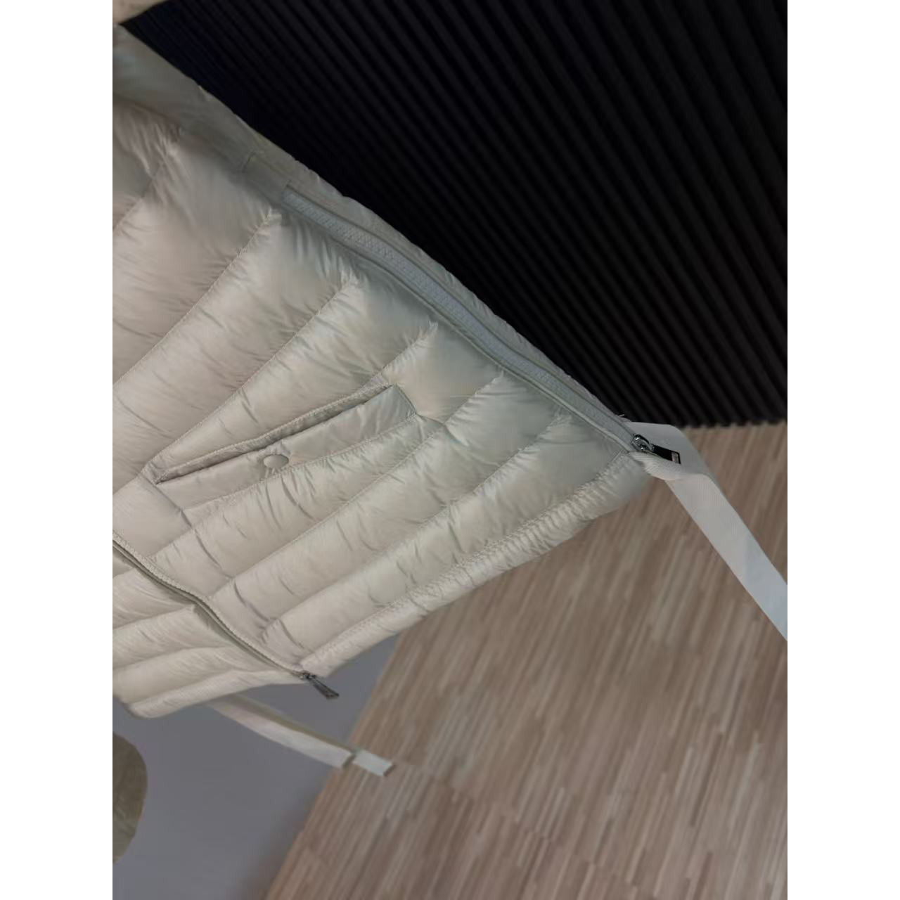 <p>MONCLER Aza系列羽绒服(米白)</p>