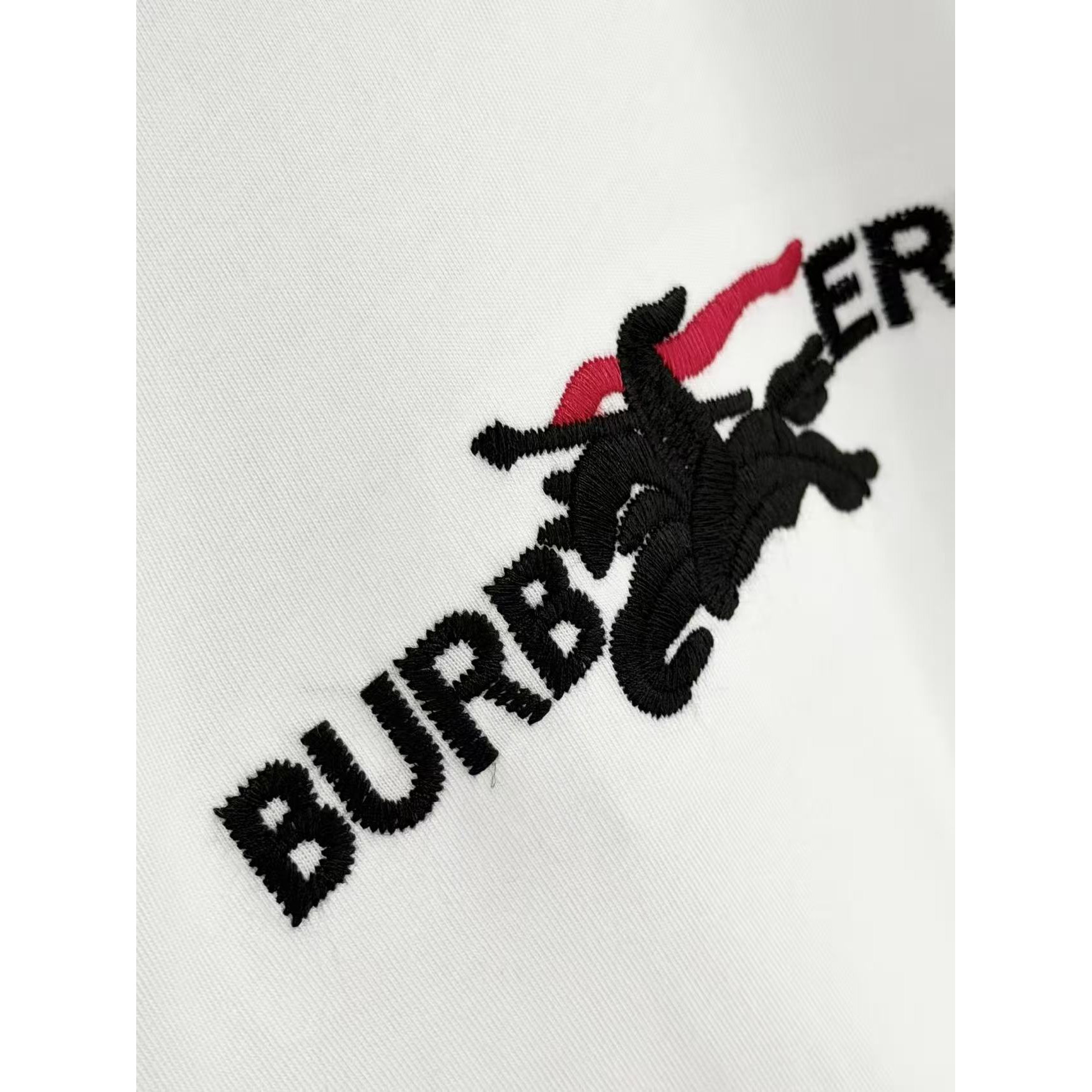 <p>Burberry&nbsp;短袖T恤(白)</p>