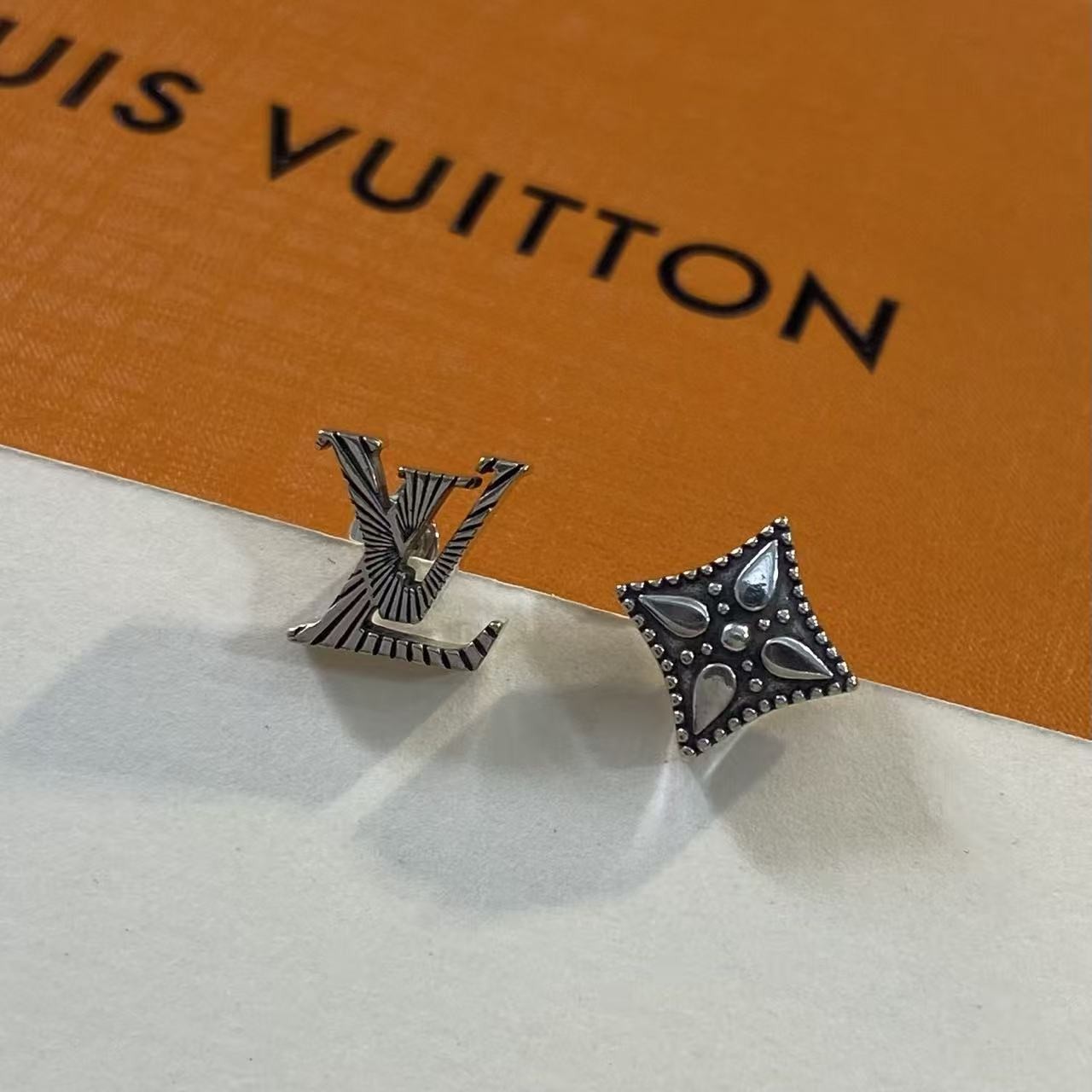<p>LV&nbsp;浮雕花卉古银色耳钉</p>