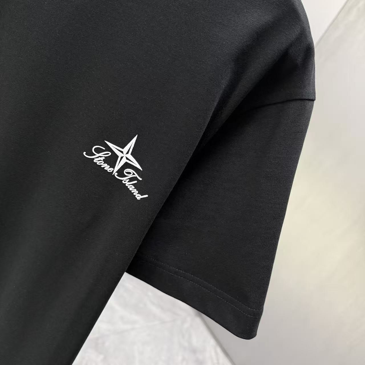<p>Stone Island 短袖T恤(黑)</p>