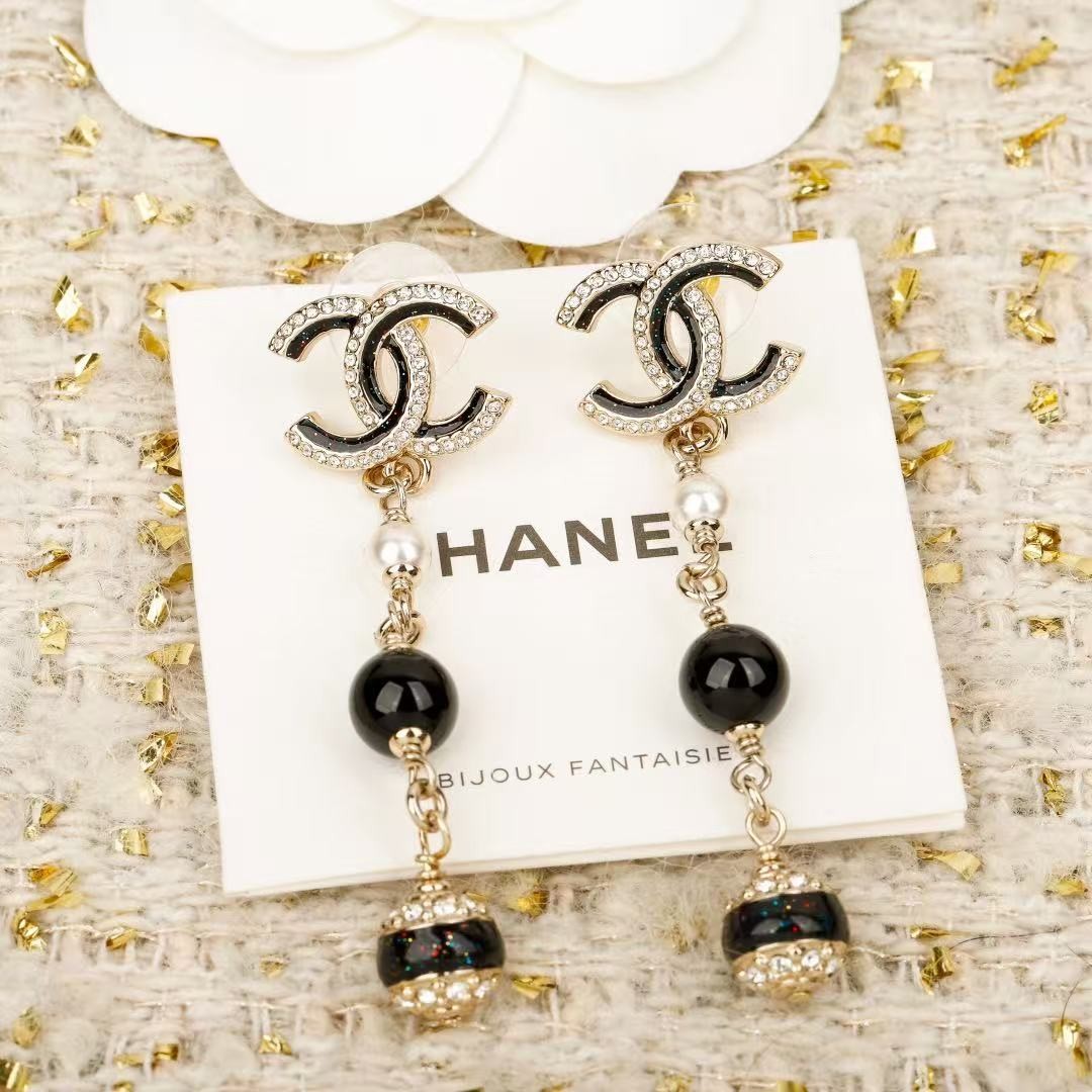<p>CHANEL&nbsp;黑色珐琅耳钉</p>