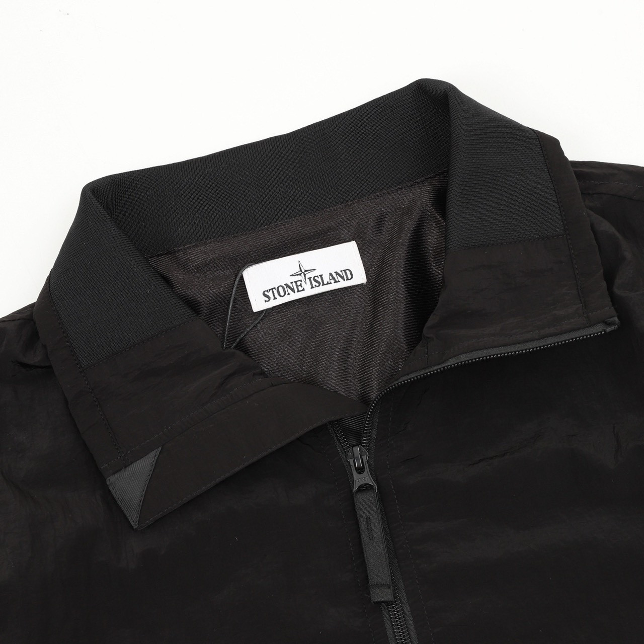 <p>Stone Island&nbsp; Nylon Meta 系列金属尼龙外套(黑)</p>
