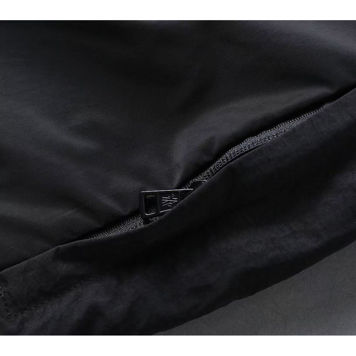 <p>MONCLER 男士夹克外套(800820)</p>