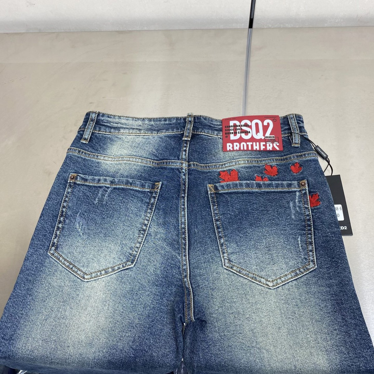 <p>DSQUARED2 丹宁水洗牛仔裤(868-6)</p>