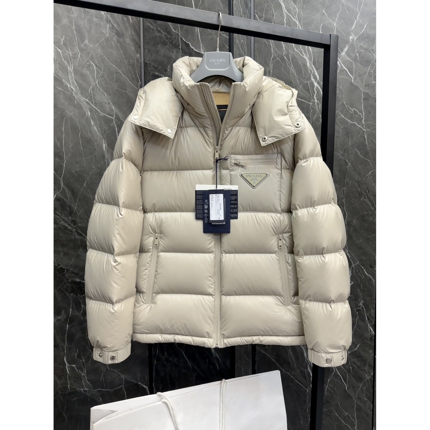 <p>PRADA 新款羽绒服(白)</p>
