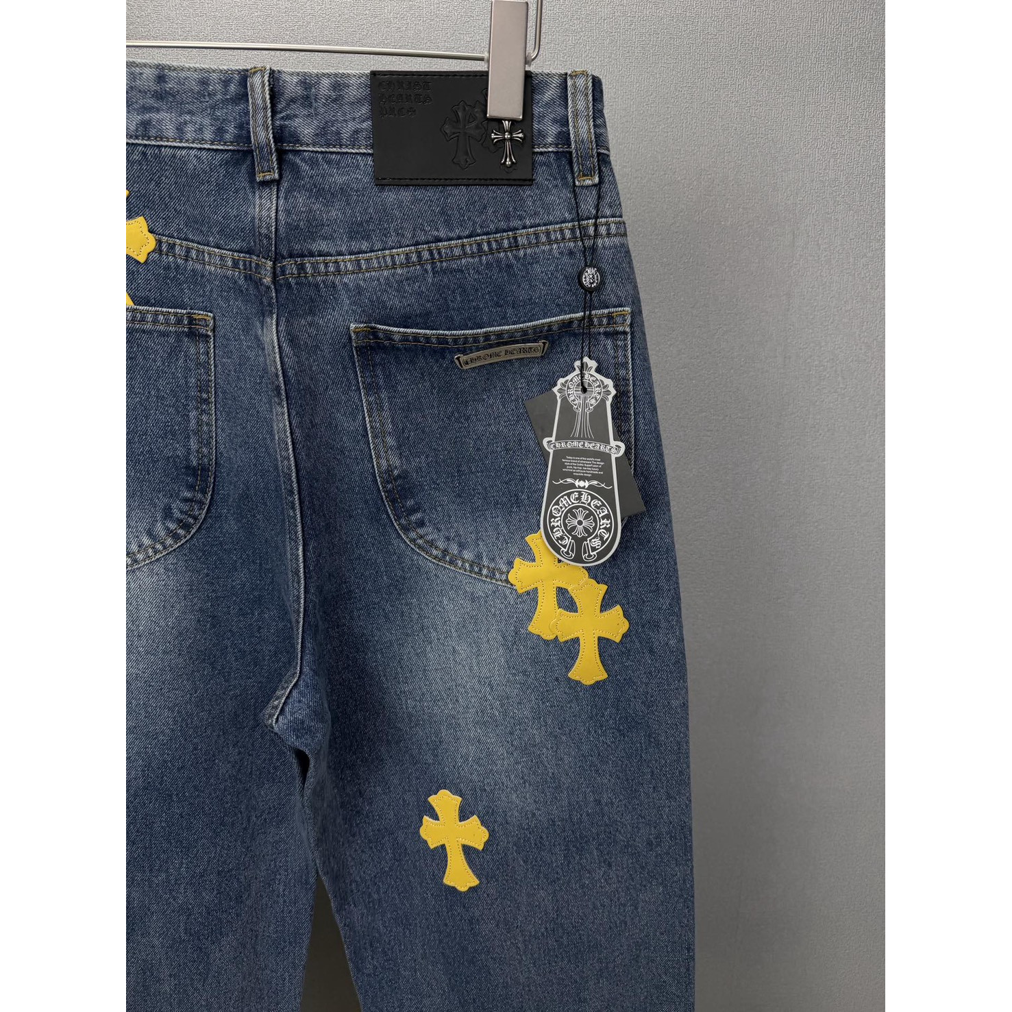 <p>CHROME HEARTS 黄色十字架拼皮情侣款水洗宽松牛仔裤</p>