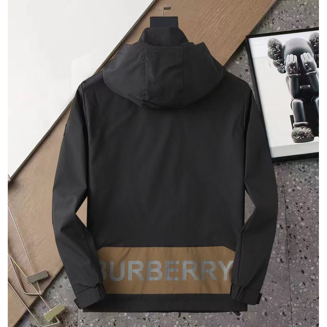<p>BURBERRY 男士夹克外套(800813)<br />
&nbsp;</p>
