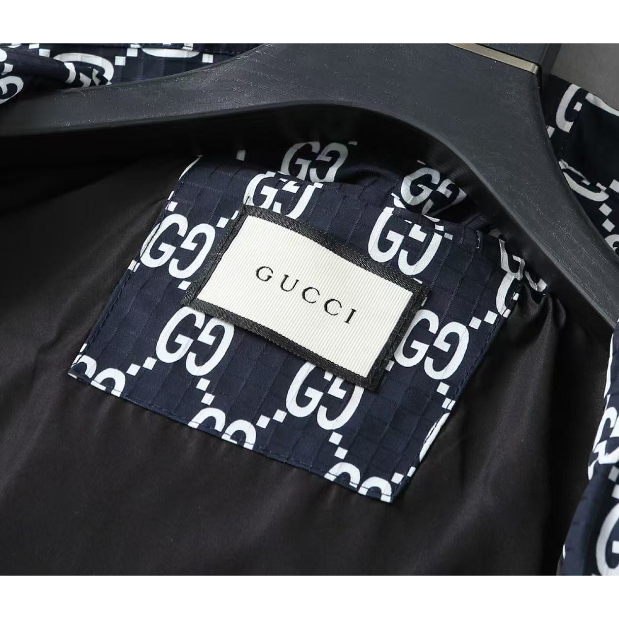<p>GUCCI 男士夹克外套(藏青)<br />
&nbsp;</p>