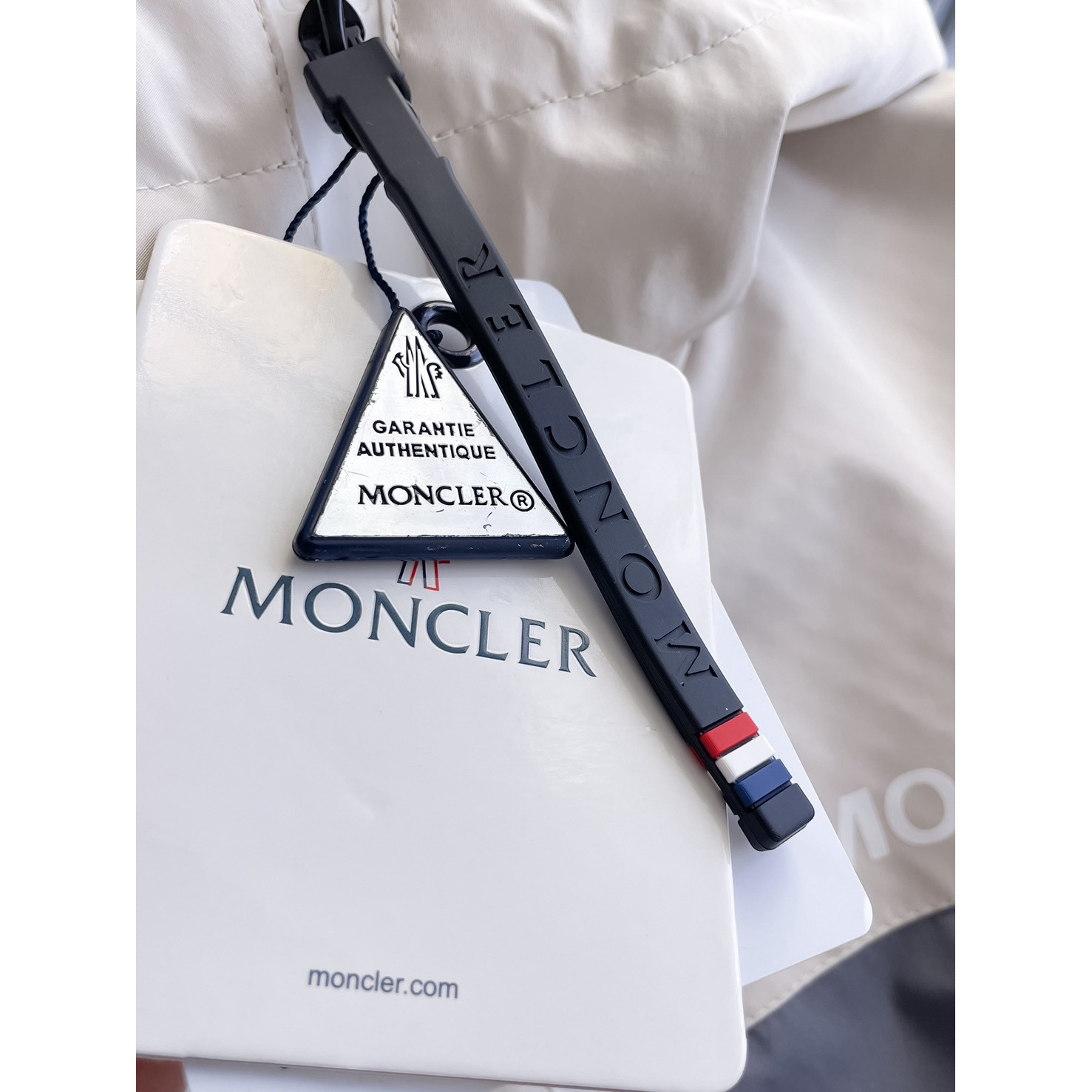 <p>MONCLER&nbsp;男士夹克外套(白)</p>